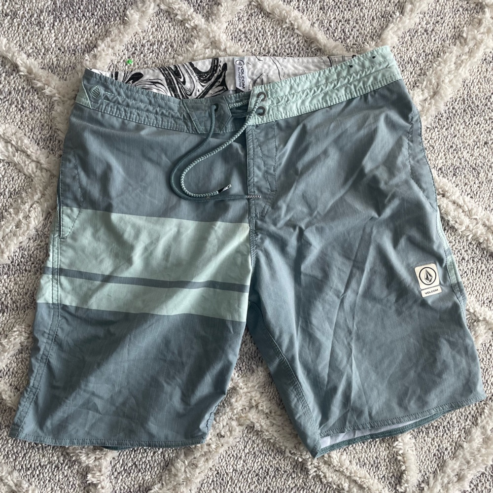 Volcom slingers shorts size 33